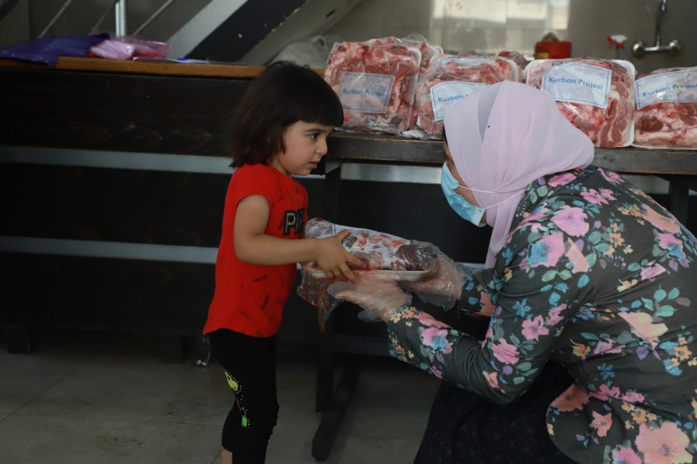 Distribution of meat to the people of al-Quds (Sadaqa)